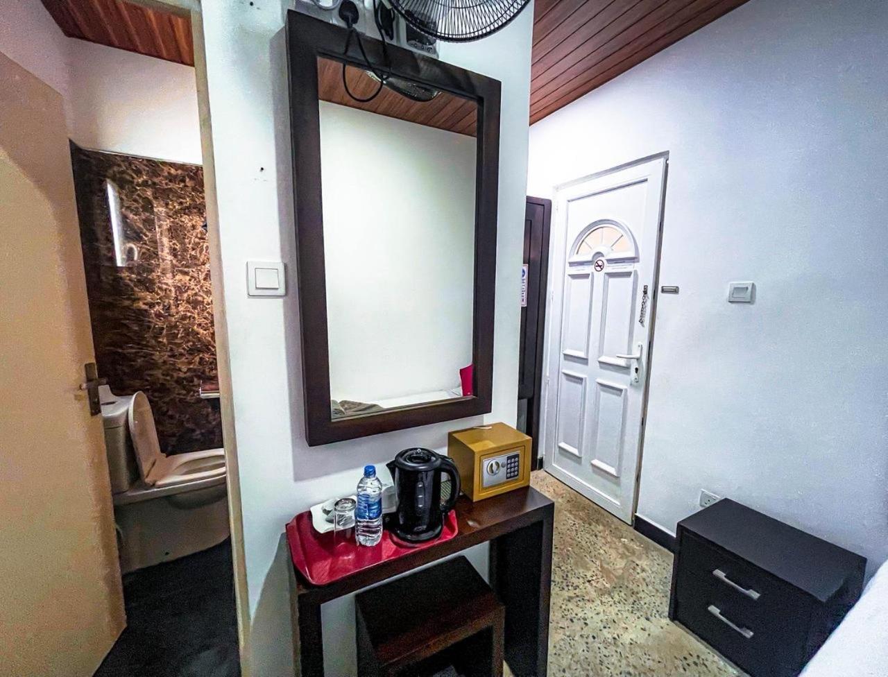 Hotel 198 Negombo Buitenkant foto